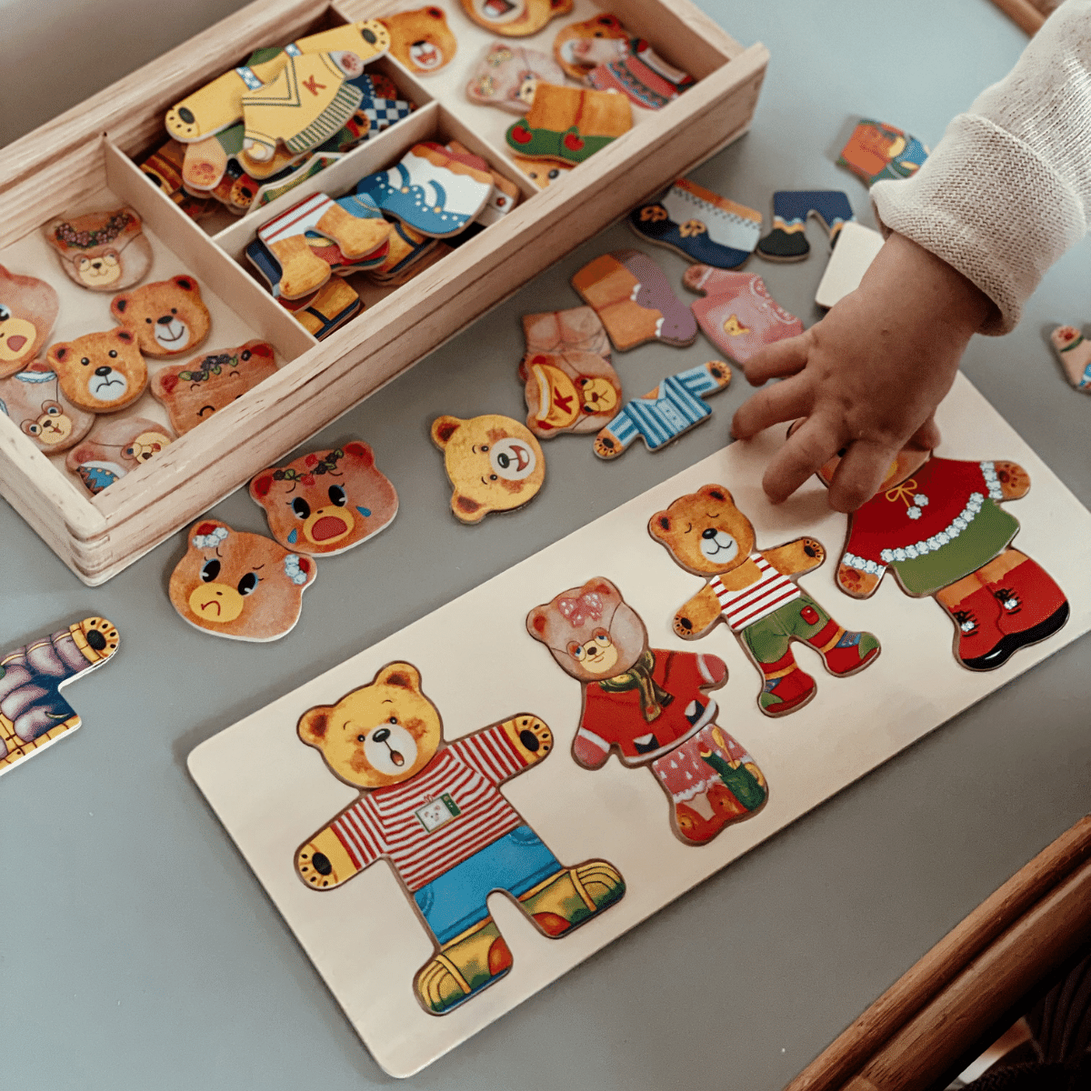 EcoToys Cartoon Bier Kleidung Puzzle | Bildungsspiel aus Holz - Lernen mit Kleidungswechseln