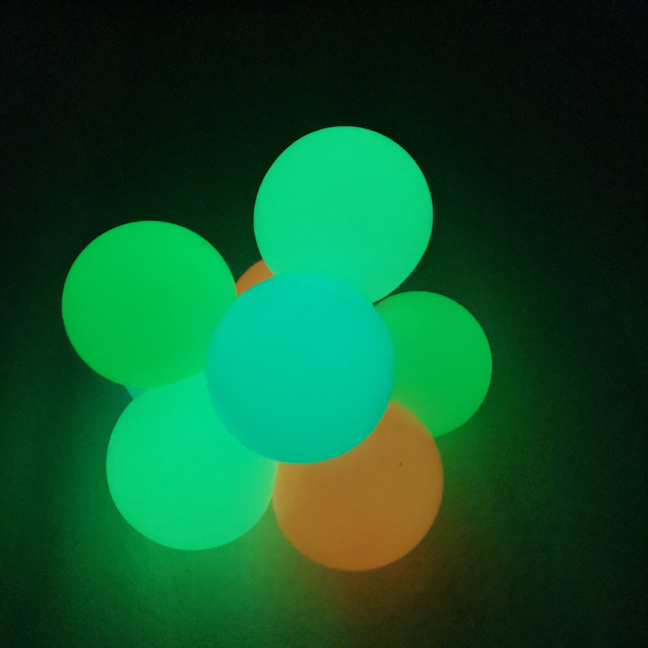 GlowBounce | Magischer Spielspaß im Dunkeln! - Leuchtende Stuitzbälle