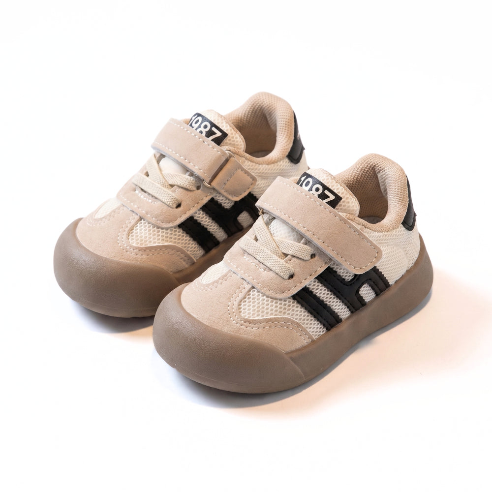 Zachte kindersneakers met klittenband in beige en zwart, comfortabel voor eerste stapjes