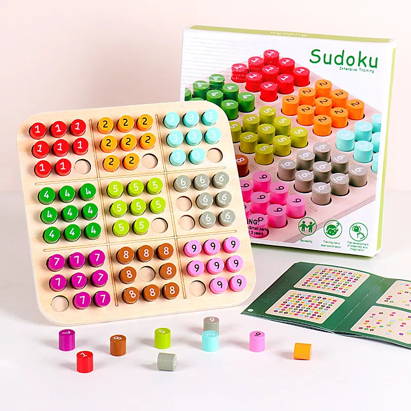 Houten Sudoku 3D-spel met gekleurde nummerblokken en opdrachtkaarten op houten speelbord