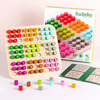 Thumbnail for Houten Sudoku 3D-spel met gekleurde nummerblokken en opdrachtkaarten op houten speelbord