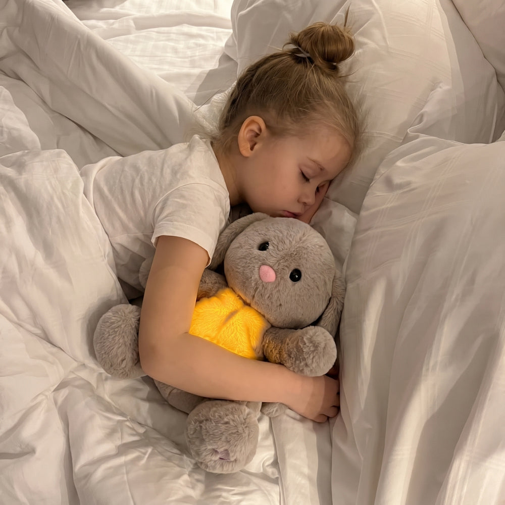 SleepCuddle knuffel | Konijn met LED-licht & rustgeluiden, 3+ – Rustige slaap zonder nachtmerries