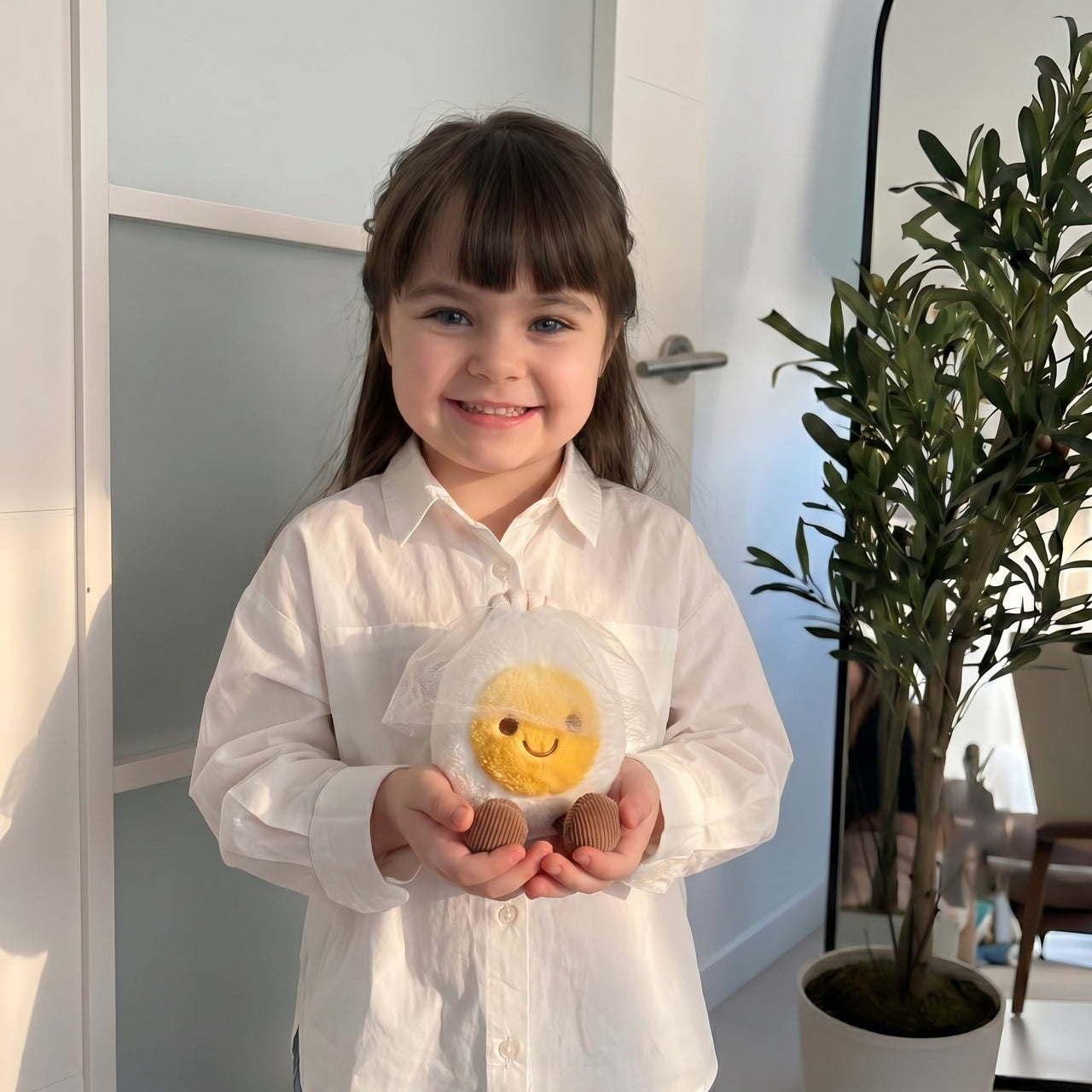 EggBuddy knuffel | Zacht pluche ei-karakter met kostuum – Knuffelen met stijl